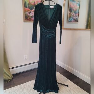 NWOT Faereisty Long Sleeve Velvet Dress Green Size S